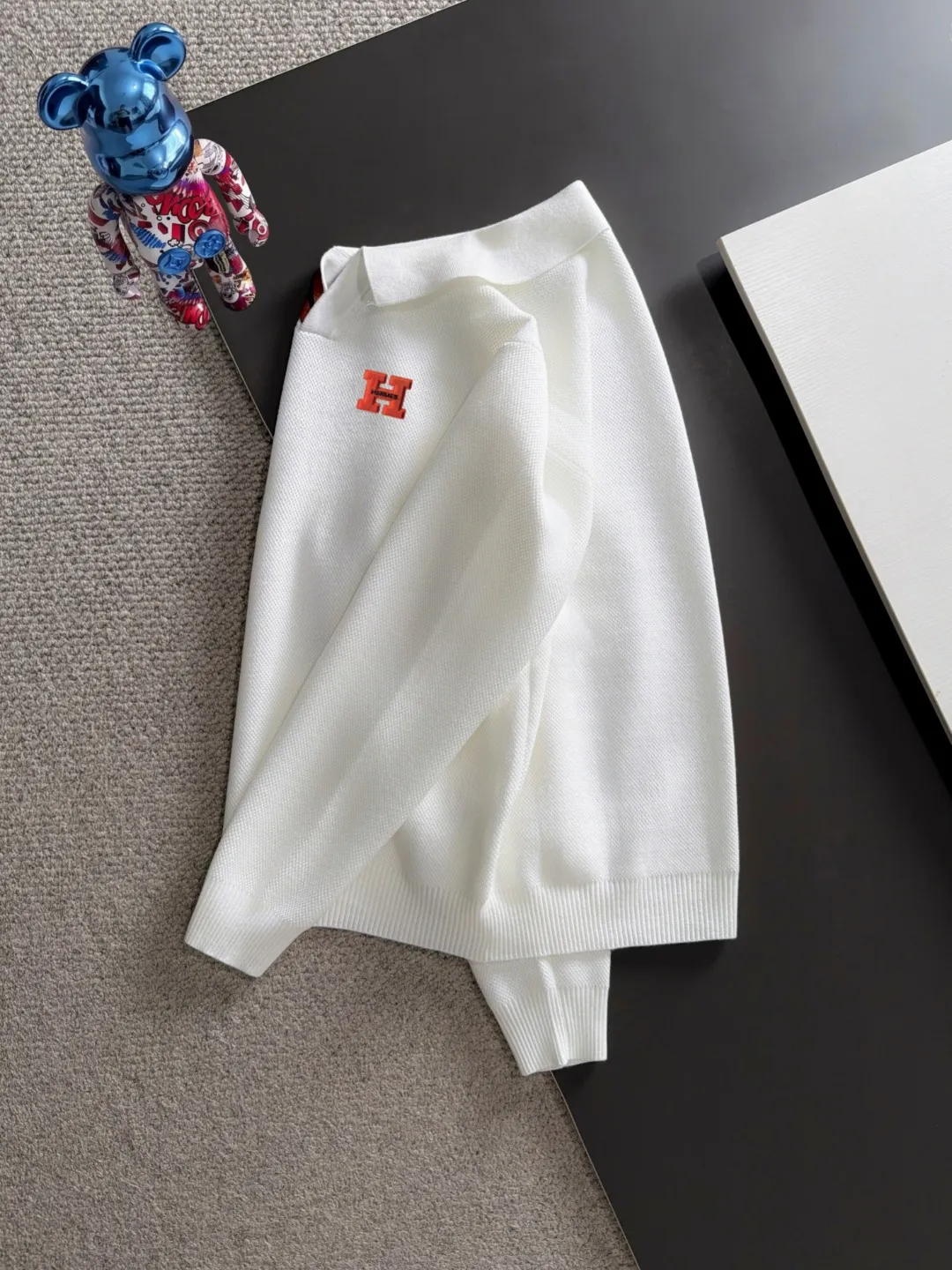 Next day shipping P195 Hermès 2026 Autumn and Winter latest sweater from the official website, now on sale at the counter simultaneously Hot Sale! Specially made of wool blended fabric. It feels comfortable and can be directly in contact with the skin. The logo badge is exquisitely embroidered, which is extremely eye-catching! The details highlight the fashionable charm of big brands. Exquisite workmanship. Three-dimensional cutting style. The wearing effect is invincible and handsome! All three standards are complete! Sizes:M-3XL